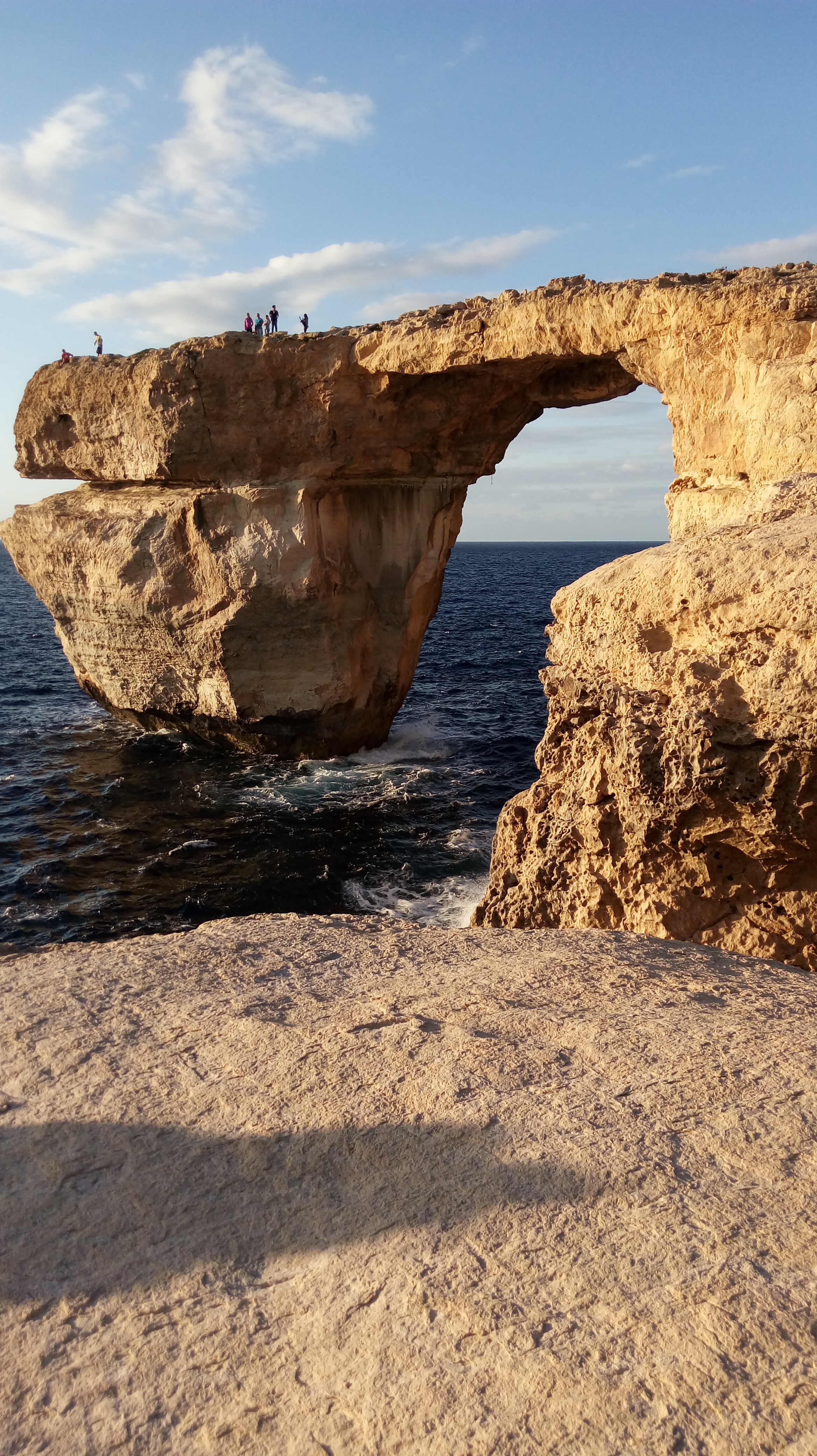 as 10 coisas mais legais para se fazer em Malta - A Blue Window, chamada de Tiega Zerga em maltês, é uma das paisagens mais deslumbrantes do pequeno país