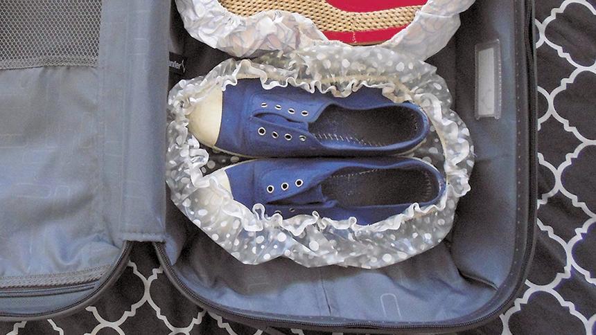 dicas para quem vai viajar a turismo ou fazer intercâmbio - envolva os sapatos em toucas de banho ou sacos plásticos