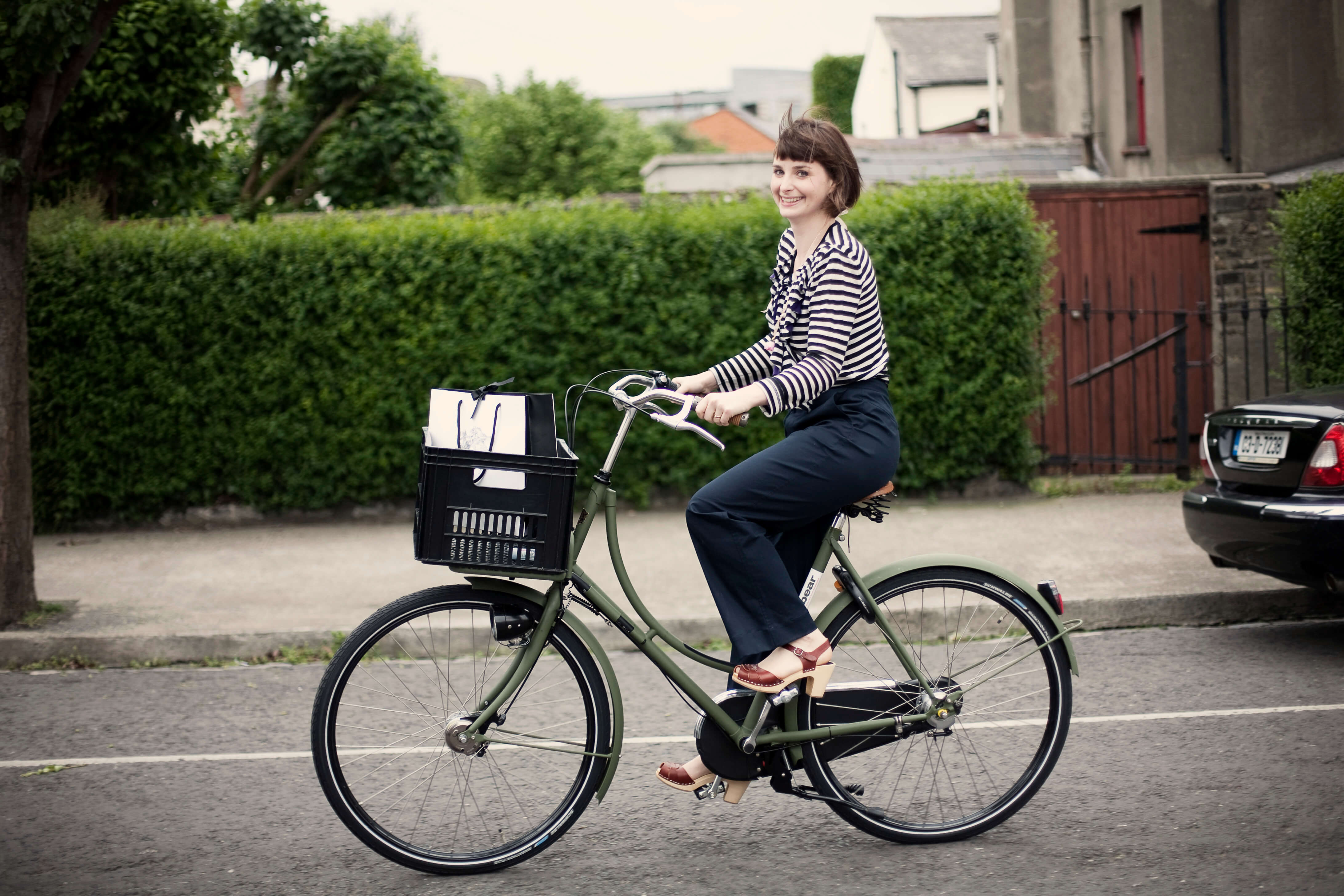 Jovem mulher andando de bicicleta na Irlanda. Custo de vida e média de salário na Irlanda