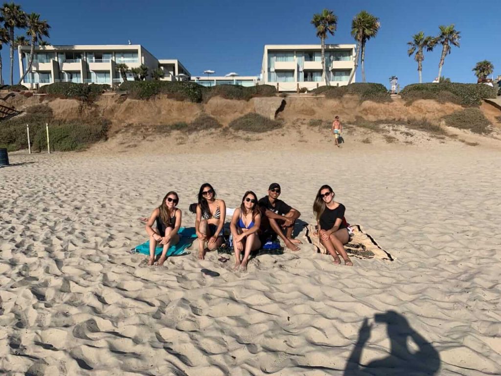 depoimento de intercâmbio em San Diego. Meninas sentadas na praia de san diego california