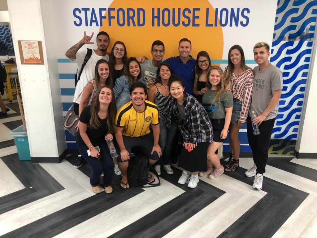 Alunos na sala de aula em san diego escola stafford house - Roda Mundo 