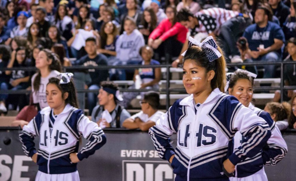 cheerleaders no high school nos Estados Unidos
